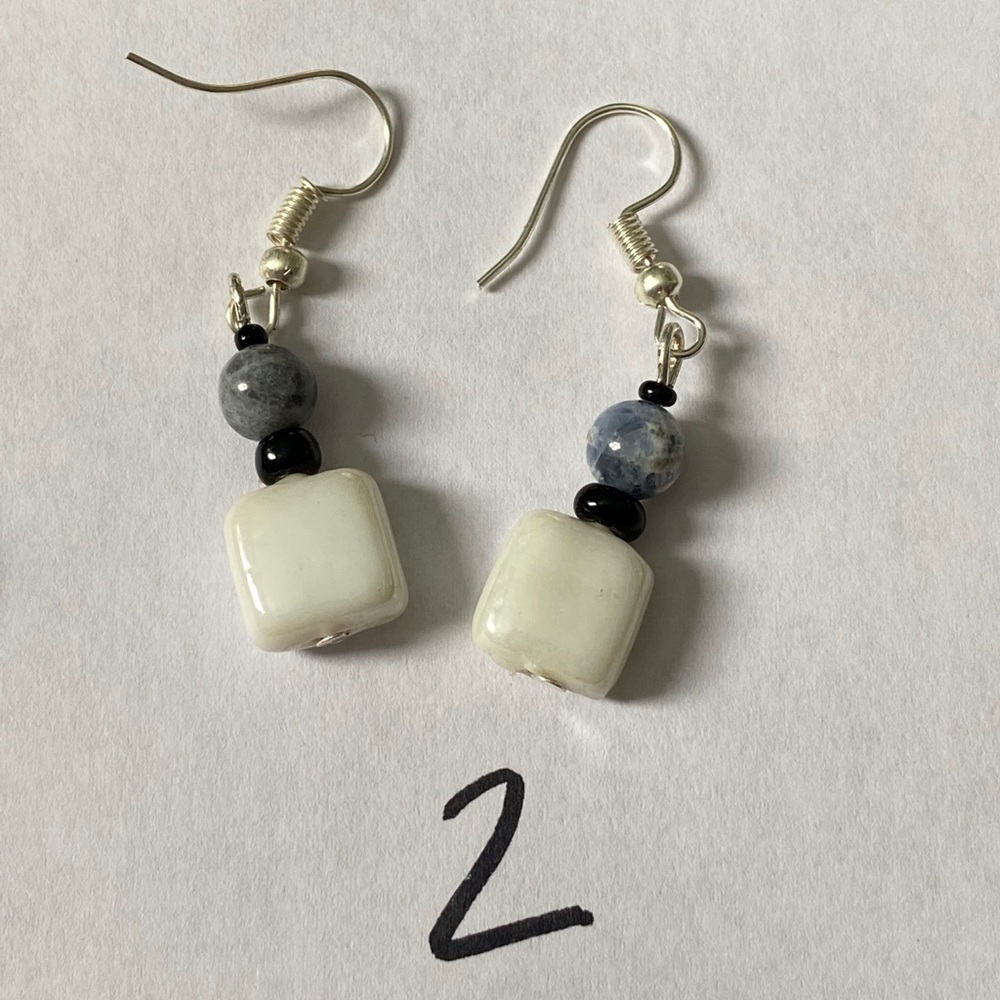Various earrings - Picture 4 of 14